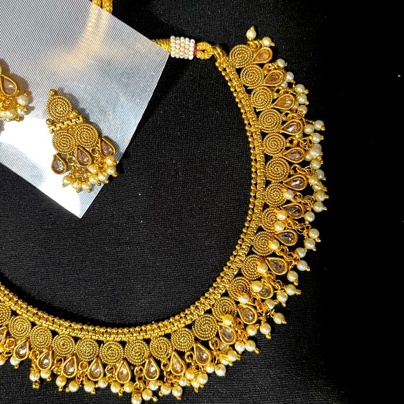 Costume jewelry Intricate design Golden with white beads Earrings included - Picture 1 of 3